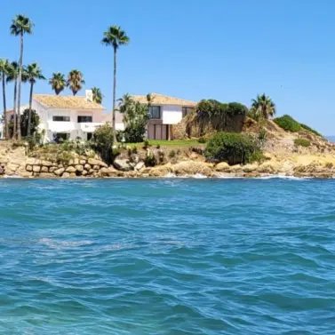 Sale of detached villa in Estepona