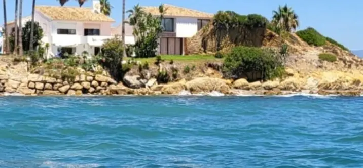 Sale of detached villa in Estepona 1