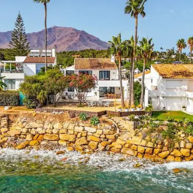 Sale of detached villa in Estepona