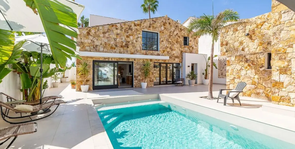 Sale of detached villa in Estepona 18