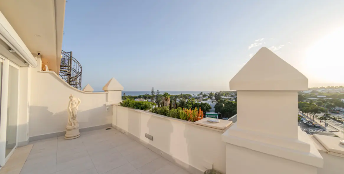 Short-term rent of penthouse duplex in The Golden Mile 4