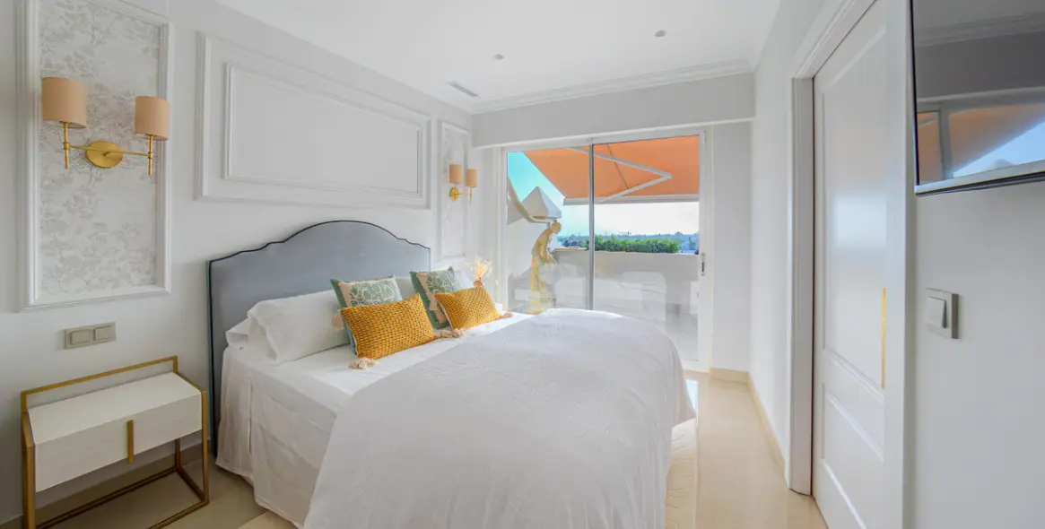 Short-term rent of penthouse duplex in The Golden Mile 22