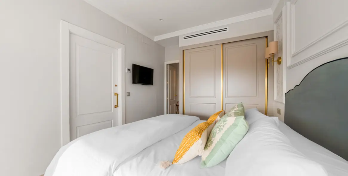 Short-term rent of penthouse duplex in The Golden Mile 24