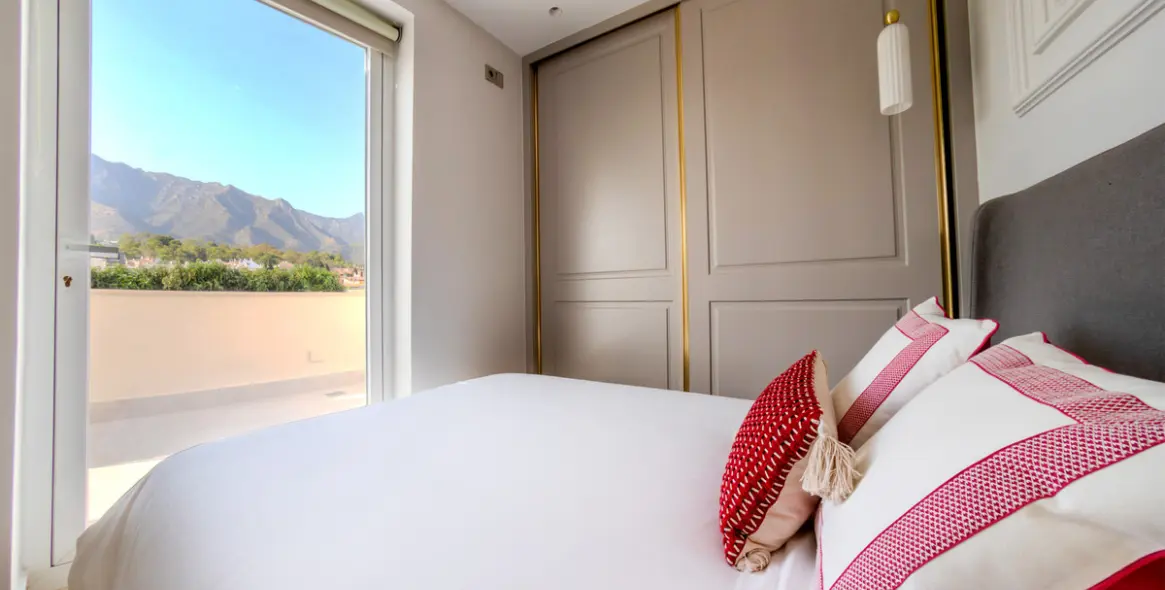 Short-term rent of penthouse duplex in The Golden Mile 27