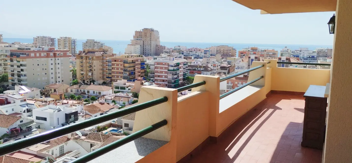 Venta de apartamento en planta media en Fuengirola 1