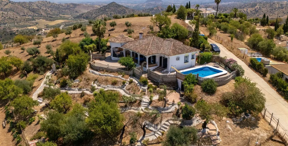 Venta de finca - cortijo en Guaro 1