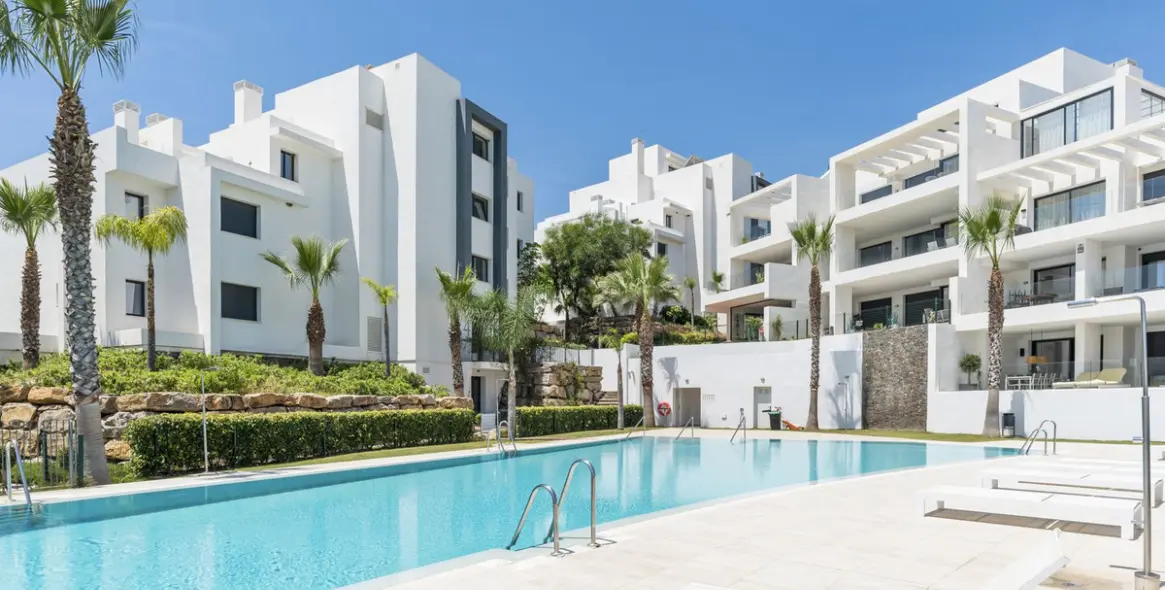 Sale of ground floor apartment in Estepona 1