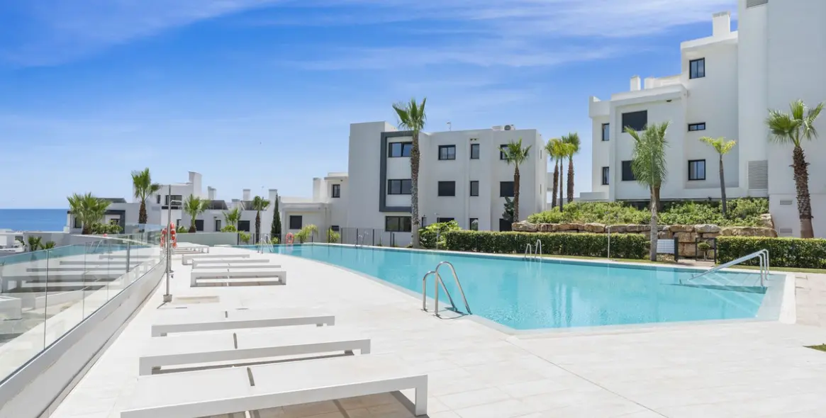 Sale of ground floor apartment in Estepona 2