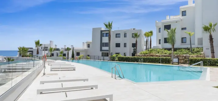 Sale of ground floor apartment in Estepona 1