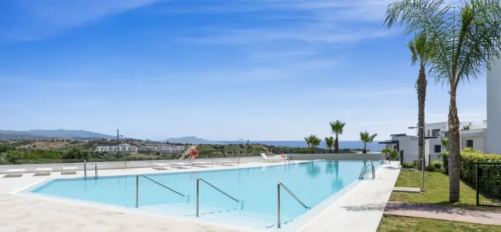 Sale of ground floor apartment in Estepona 2