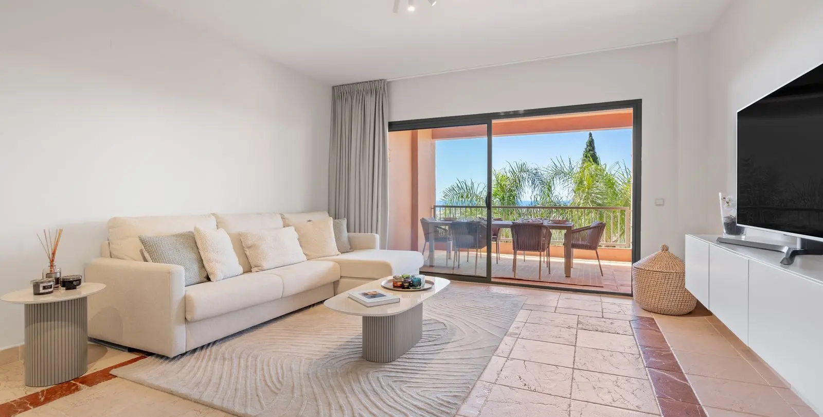 Venta de apartamento en planta media en Benahavís 1