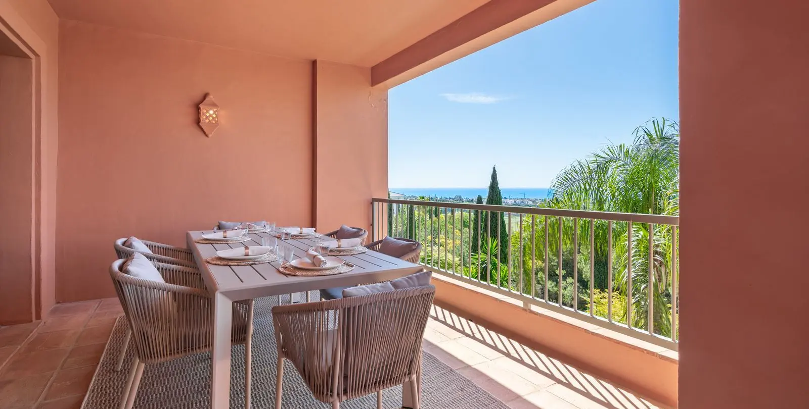Venta de apartamento en planta media en Benahavís 2