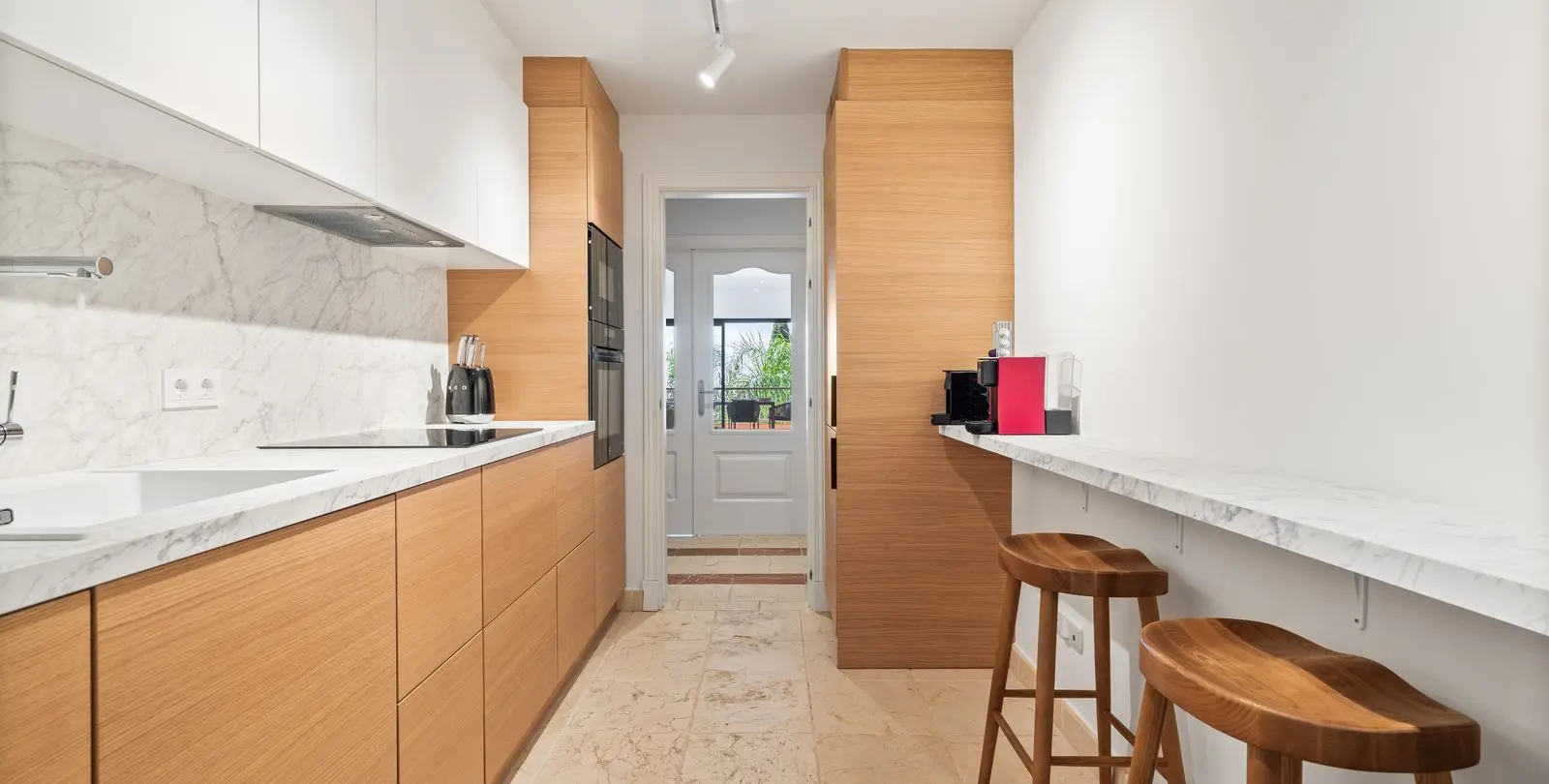 Venta de apartamento en planta media en Benahavís 10