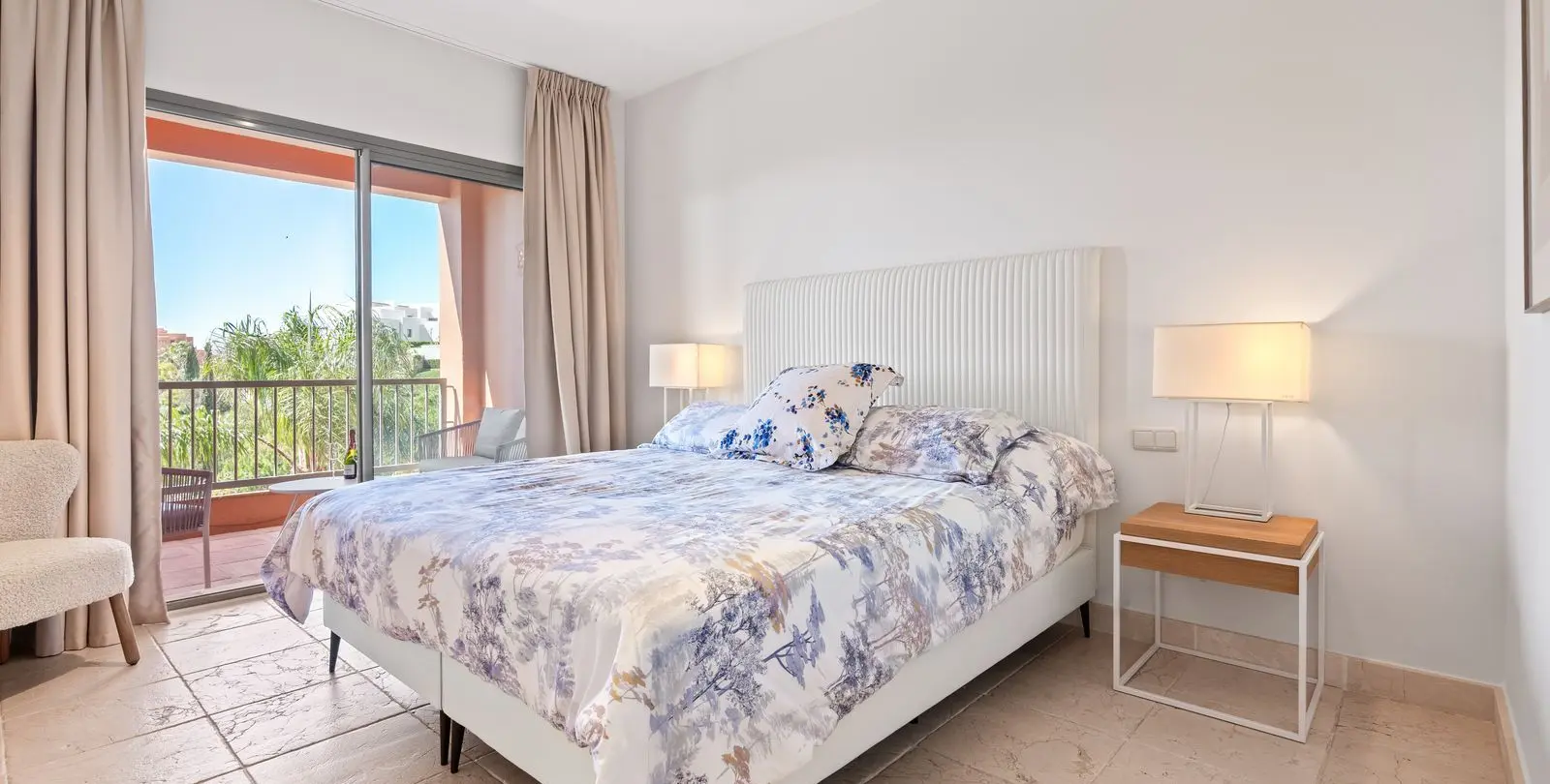 Venta de apartamento en planta media en Benahavís 14