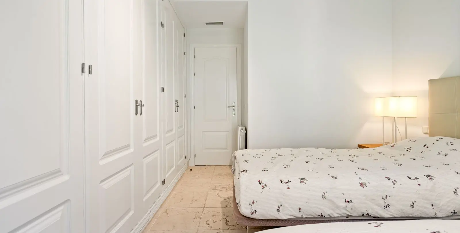 Venta de apartamento en planta media en Benahavís 15