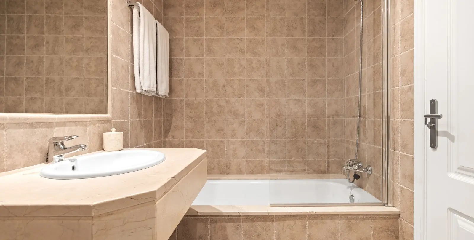 Venta de apartamento en planta media en Benahavís 17