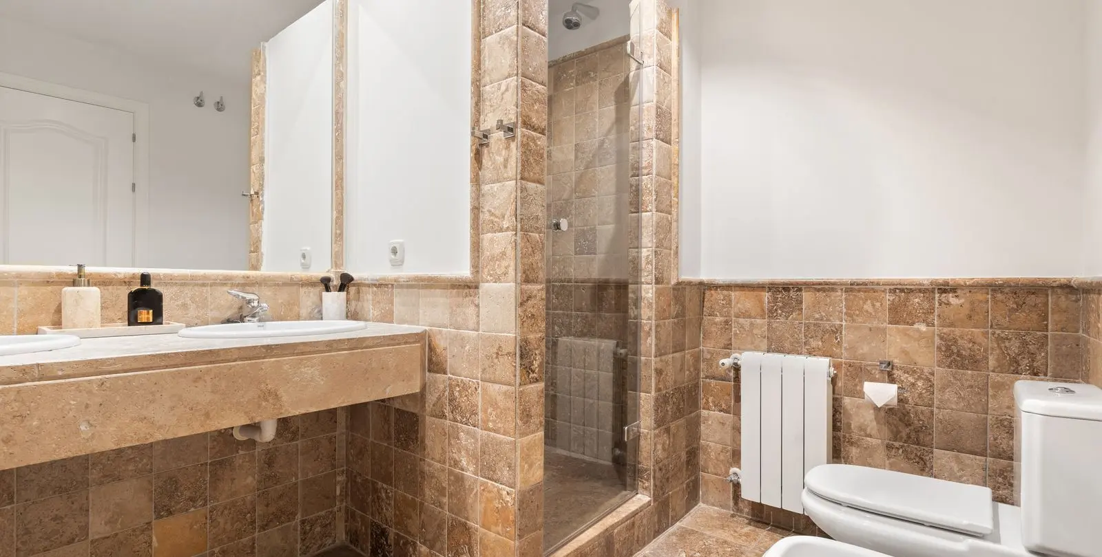 Venta de apartamento en planta media en Benahavís 19