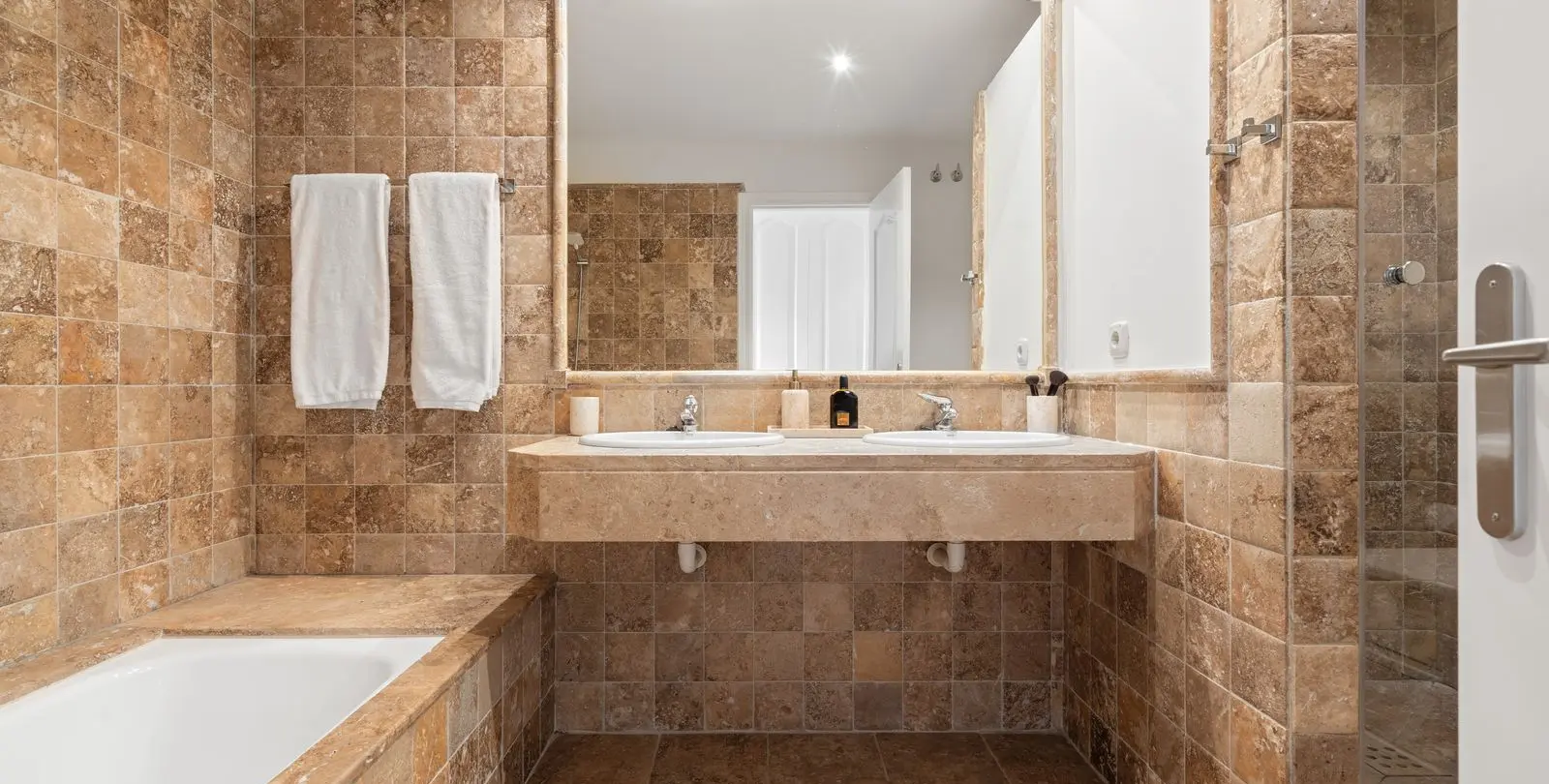 Venta de apartamento en planta media en Benahavís 20