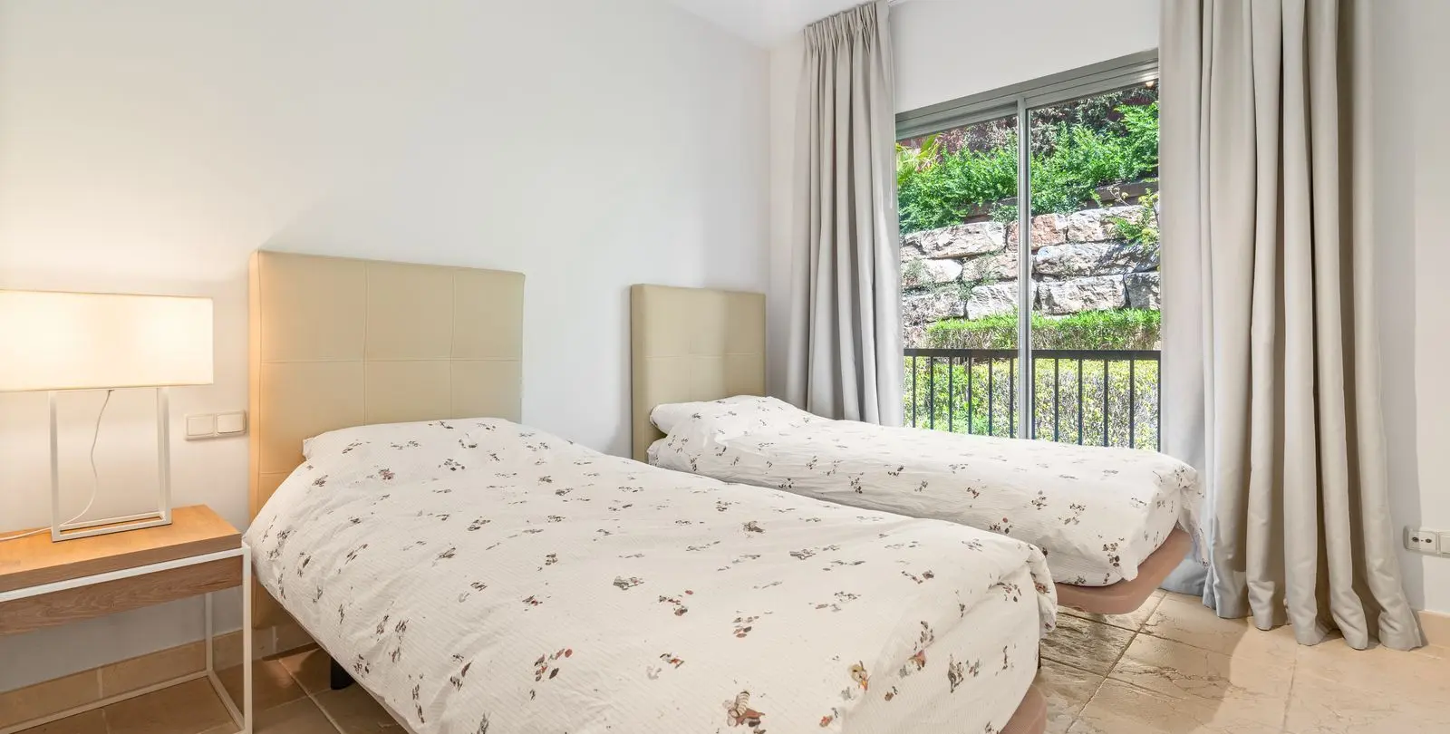 Venta de apartamento en planta media en Benahavís 16
