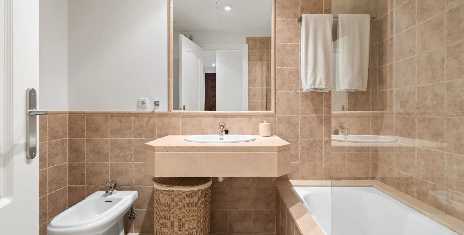 Venta de apartamento en planta media en Benahavís 18