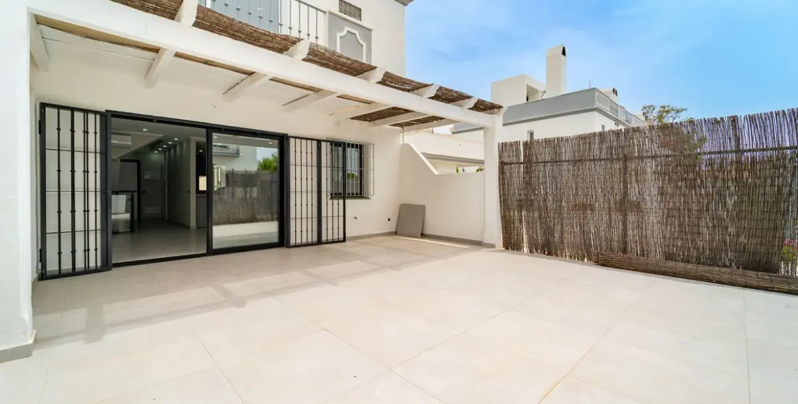 Sale of townhouse in Estepona 2