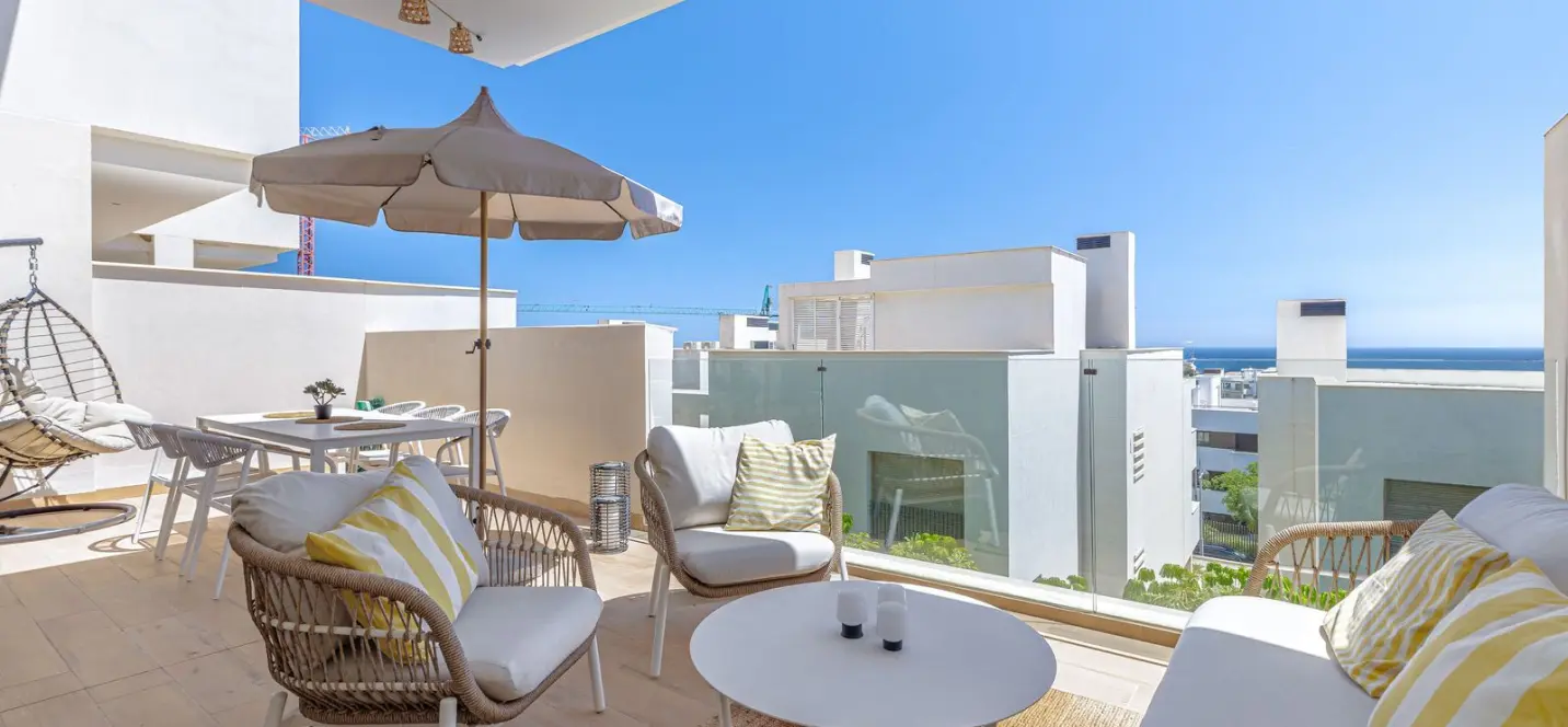 Venta de apartamento en planta media en Estepona 0