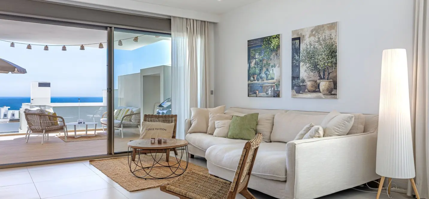 Venta de apartamento en planta media en Estepona 1