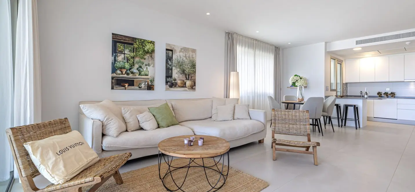 Venta de apartamento en planta media en Estepona 2