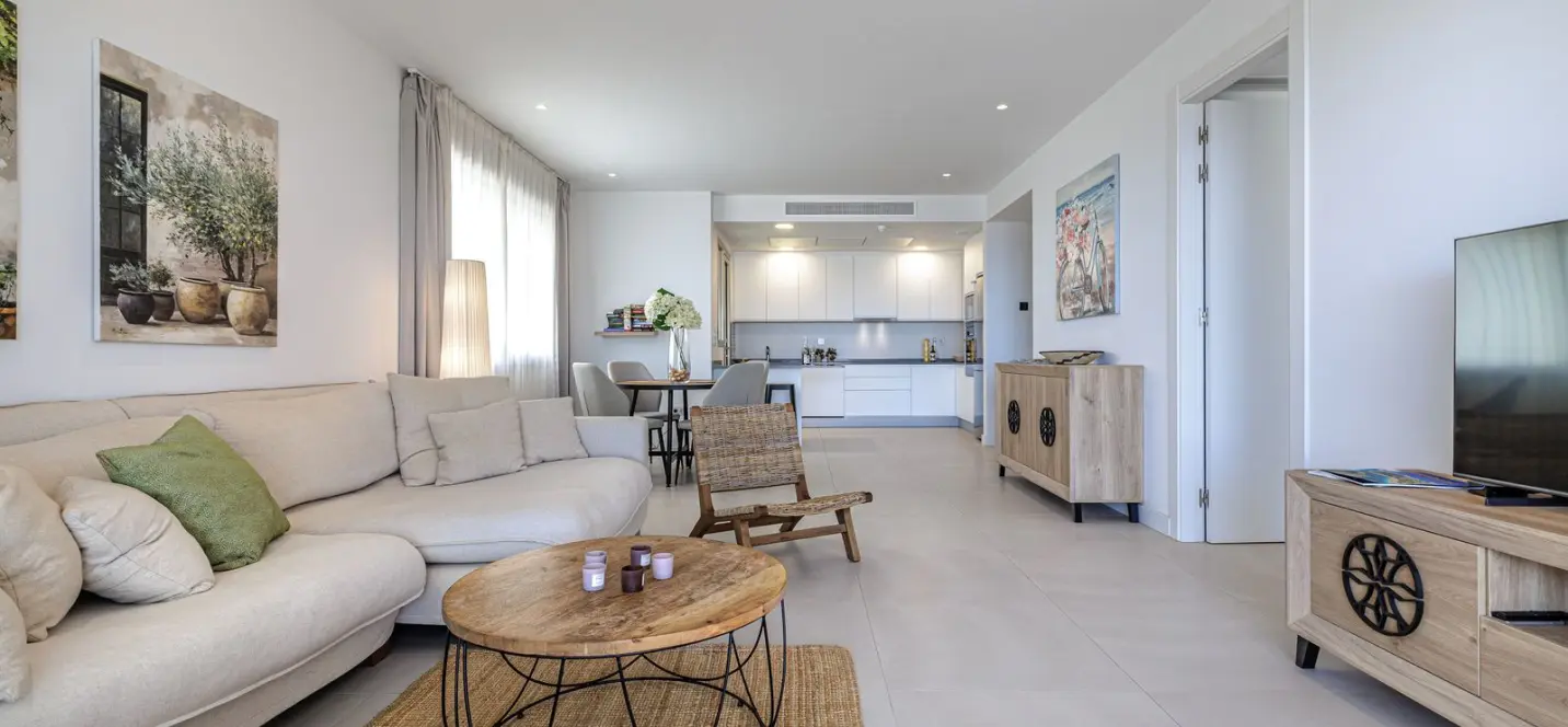 Venta de apartamento en planta media en Estepona 3