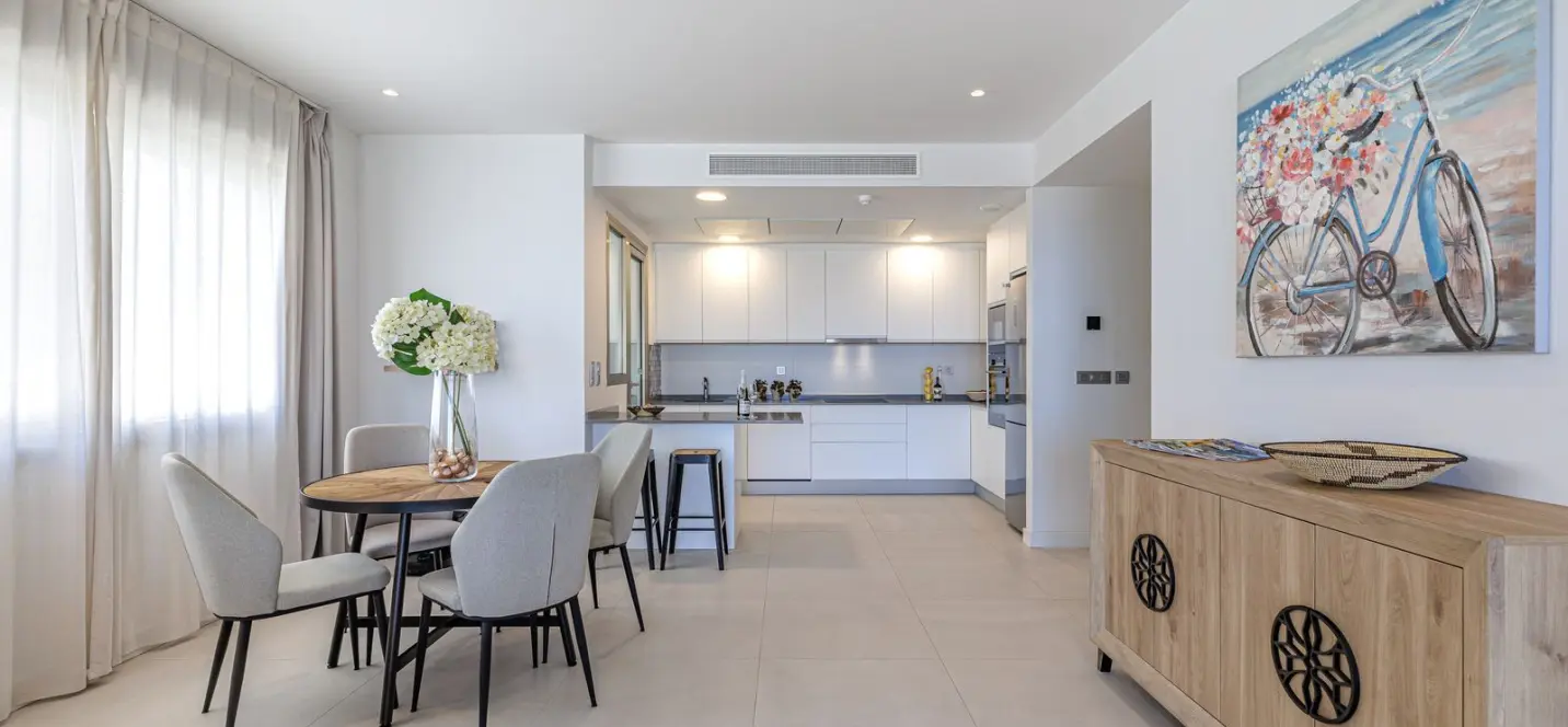 Venta de apartamento en planta media en Estepona 4