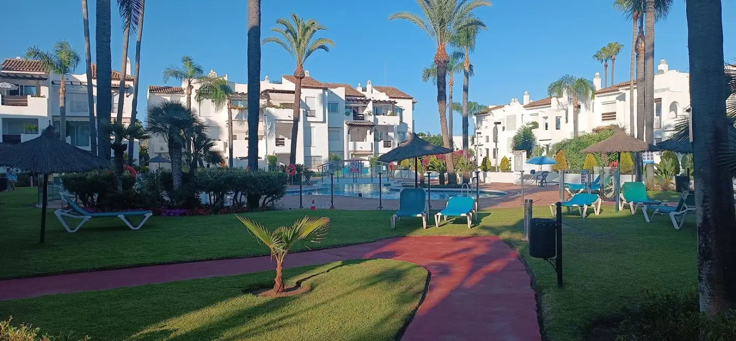 Продажа апартаментов на первом этаже в Estepona 0