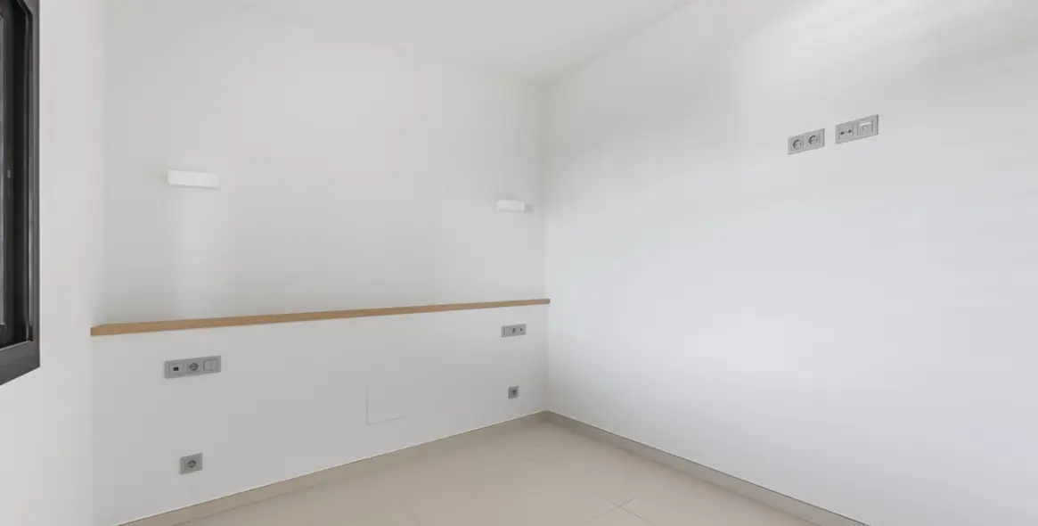 Sale of middle floor apartment in Fuengirola 35
