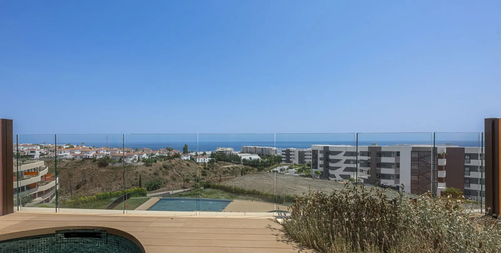 Sale of middle floor apartment in Fuengirola 44