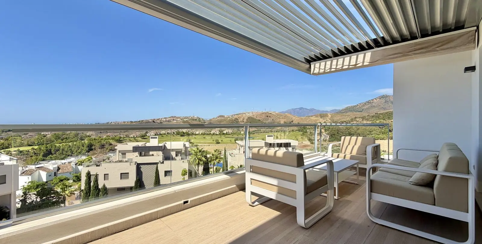 Sale of penthouse in Los Arqueros 14