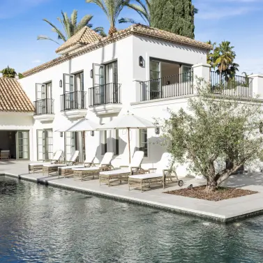 Venta de villa independiente en Nueva Andalucía