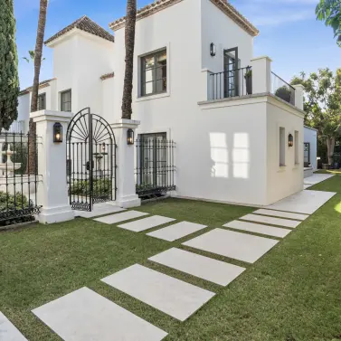Venta de villa independiente en Nueva Andalucía