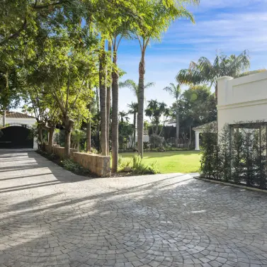 Venta de villa independiente en Nueva Andalucía
