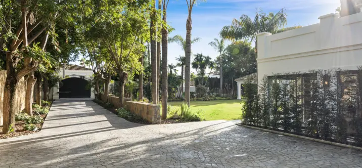 Venta de villa independiente en Nueva Andalucía 3