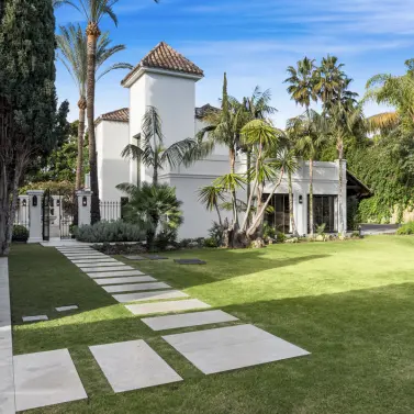 Venta de villa independiente en Nueva Andalucía