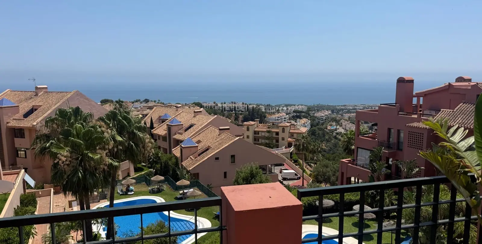 Sale of middle floor apartment in Calahonda 1