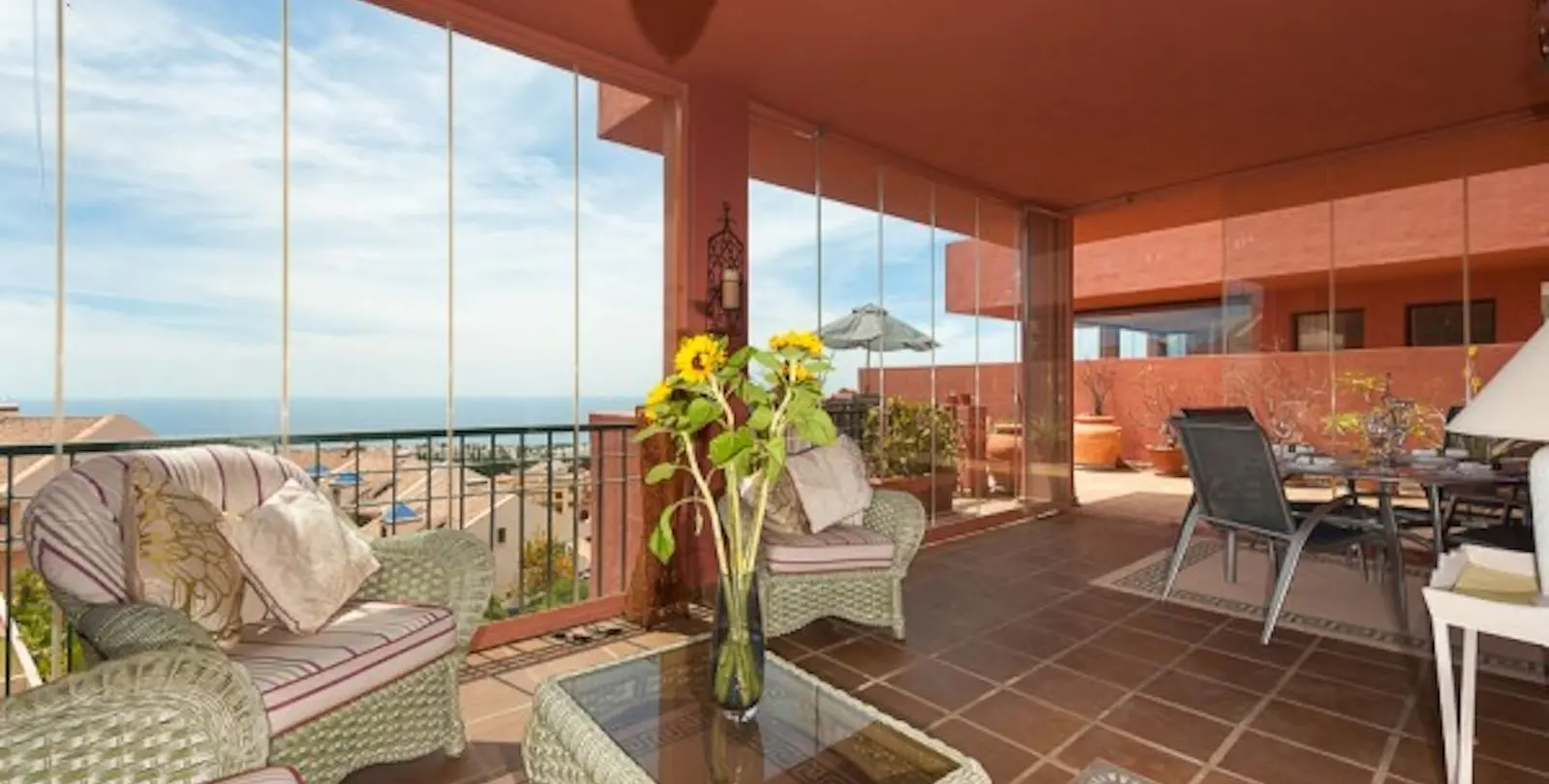 Sale of middle floor apartment in Calahonda 2