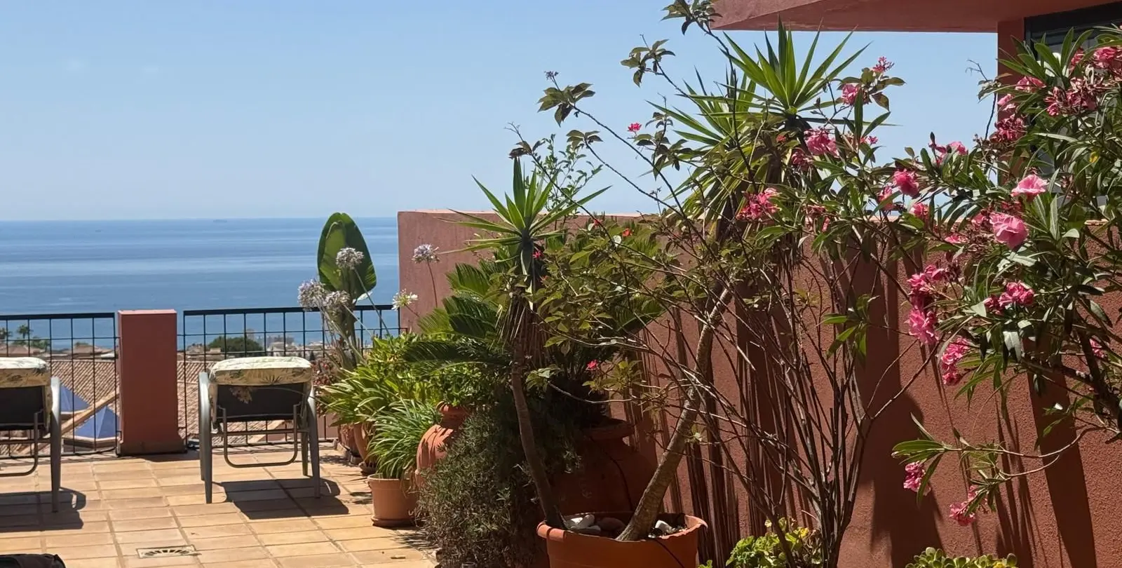 Sale of middle floor apartment in Calahonda 3