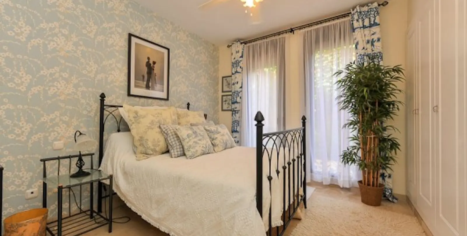 Sale of middle floor apartment in Calahonda 5