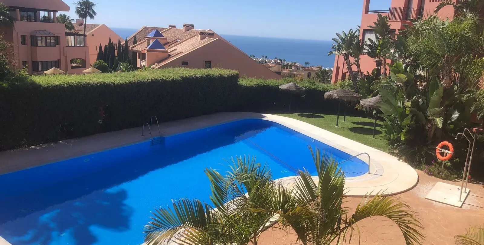 Sale of middle floor apartment in Calahonda 6