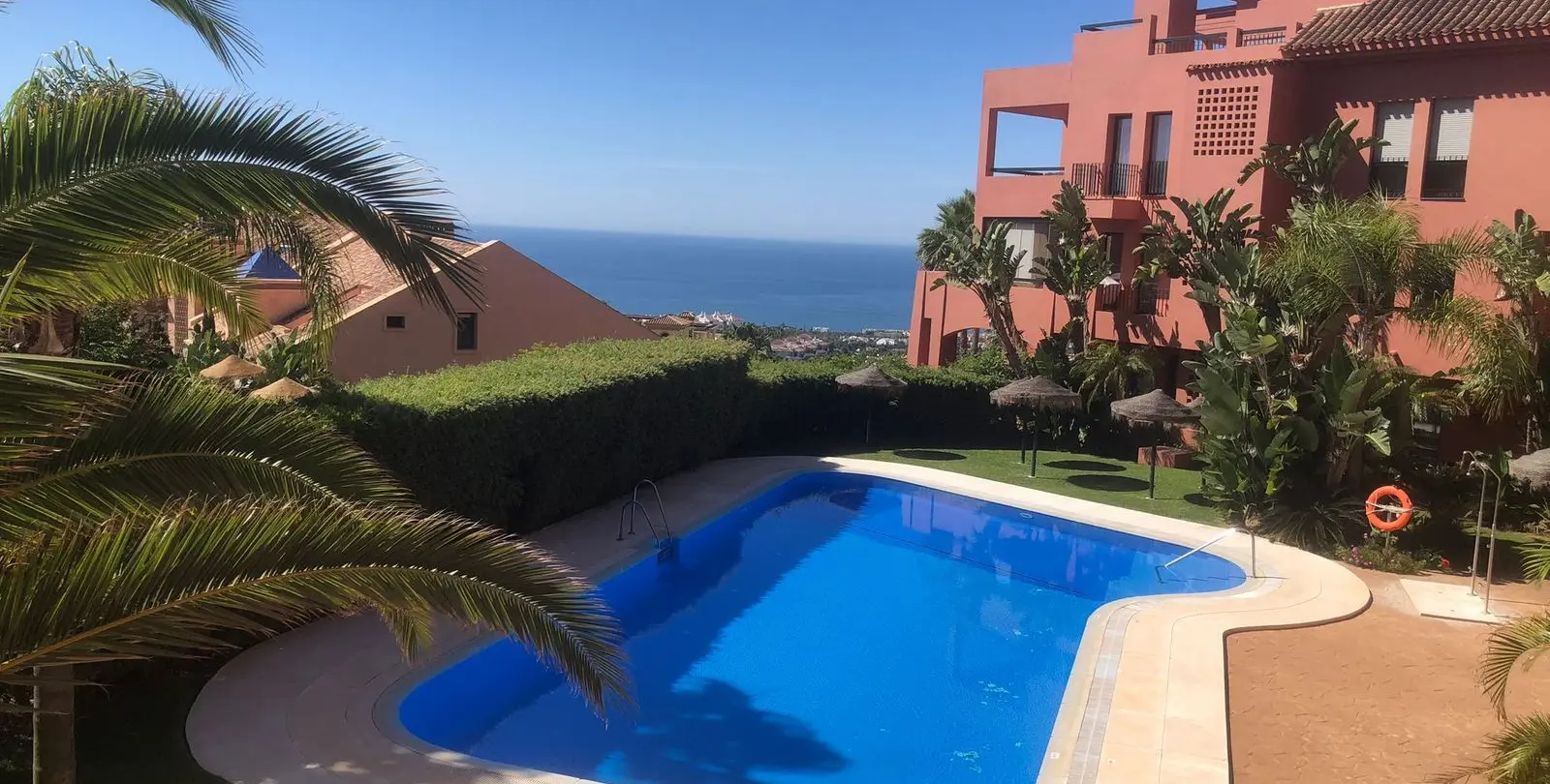 Sale of middle floor apartment in Calahonda 7