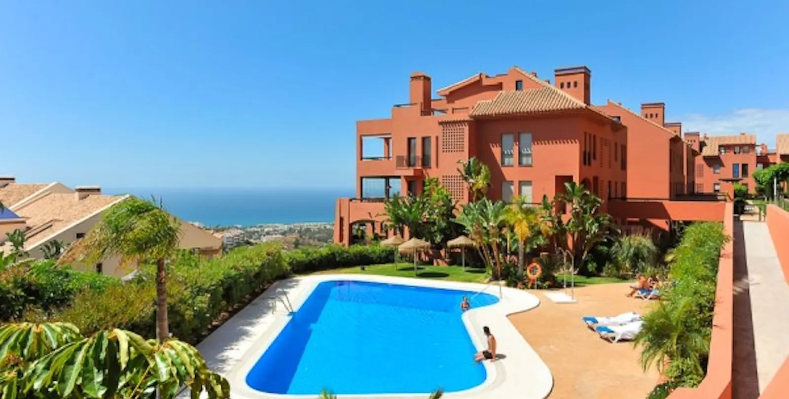 Sale of middle floor apartment in Calahonda 8