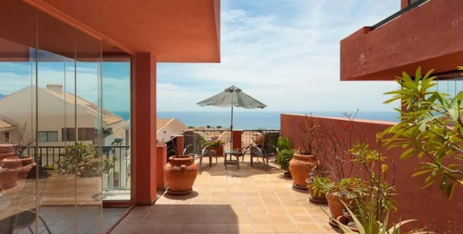 Sale of middle floor apartment in Calahonda 10