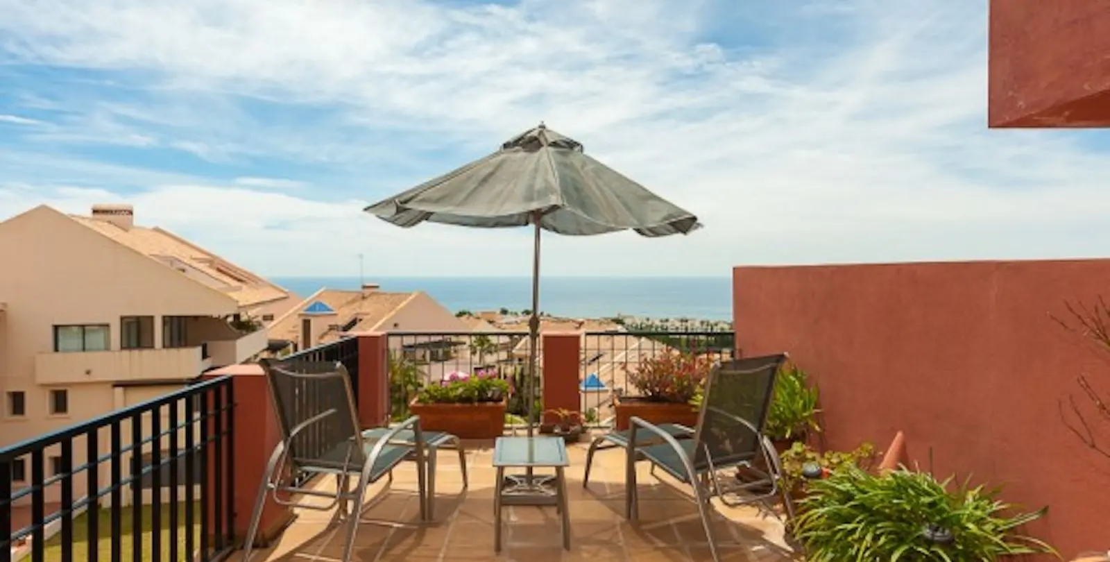 Sale of middle floor apartment in Calahonda 11