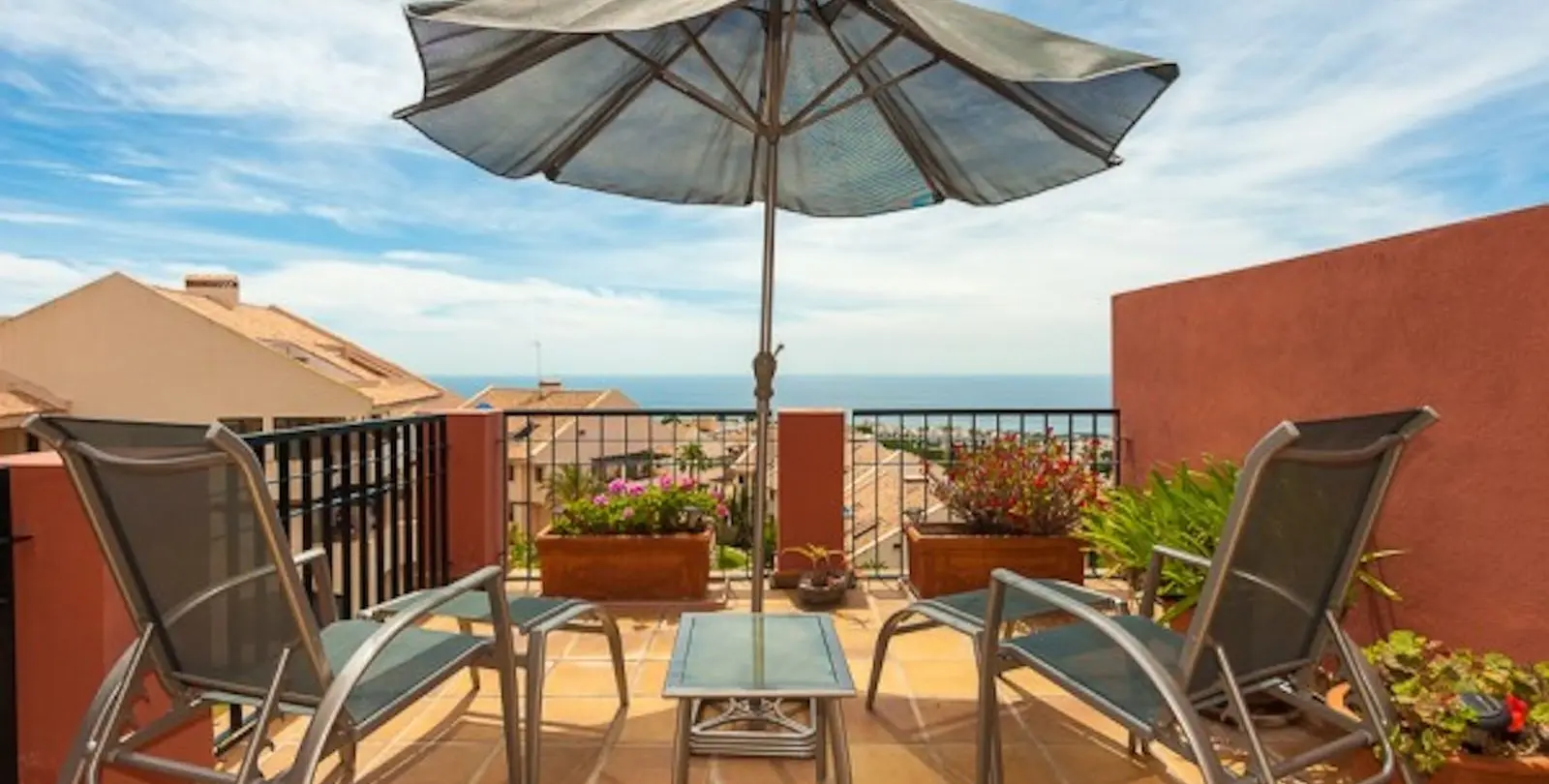 Sale of middle floor apartment in Calahonda 12