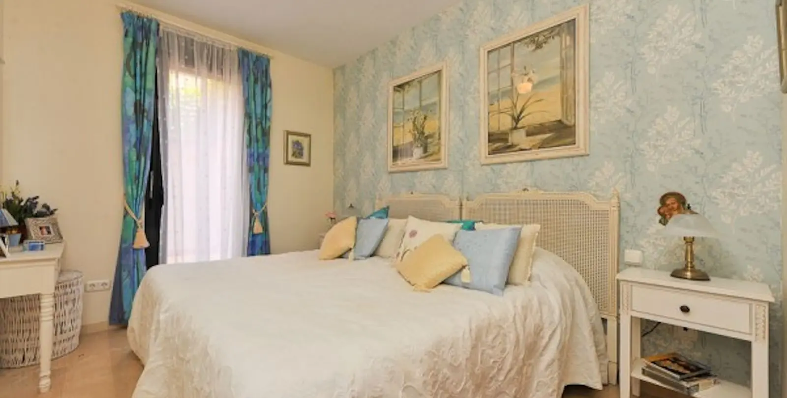Sale of middle floor apartment in Calahonda 14